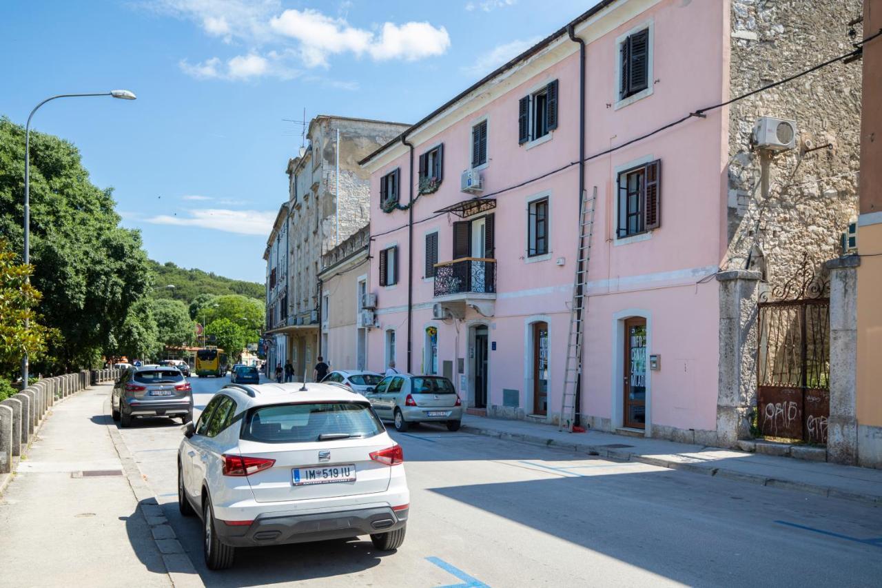 Twins Amphitheatre Apartments Pula Exterior foto